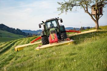 Foto: Traktor bei der Heuernte